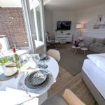 Wohnung mit Schlafzimmer, Essbereich und Balkon. Möbliert mit modernen Möbeln.