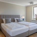 Schlafzimmer mit Doppelbett 2 Meter x 2 Meter