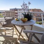 Balkon mit Teakholzstühlen