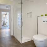 Dusche im Badezimmer