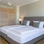 Schlafzimmer mit Doppelbett und Schiebetürenschrank