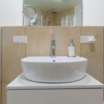 Waschbecken mit Spiegel und Handtuchhalter an der Wand