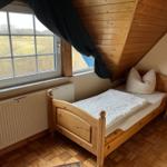 weiters Schlafzimmer mit zwei Einzelbetten