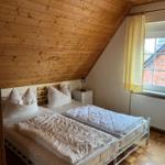 Schlafzimmer mit Doppelbett OG