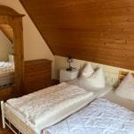 Schlafzimmer mit Doppelbett OG