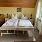 Schlafzimmer mit Doppelbett