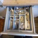 natürlich hat es auch 
reichlich Pfannen, 
Topf-Set, 
Küchen-Utensilien, 
Gewürze, Öl und Essig