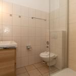 Badezimmer mit Dusche, Toilette und Waschbecken