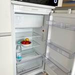 Kühlschrank mit Obst und Wasserflasche