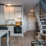 Küche mit Essbereich und Treppe zur oberen Etage.