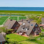 Haus mit Garten, Blick auf Grünland und Meer