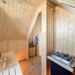 Sauna mit Holzwand, Sitzbank und Steinkiste