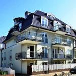 Ferienwohnung mit Balkonen und Dachfenstern in städtischer Umgebung.