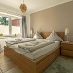 1. Schlafzimmer mit Blick zum Deich...