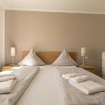 1. Schlafzimmer mit Blick zum Deich...