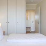 Schlafzimmer mit Doppelbett und Schrankeinbauten