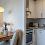 Separate Küche mit Geschirrspüler und Backofen
