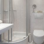 Badezimmer mit Dusche und WC