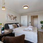 Schlafzimmer mit Bett, Tisch und Wandbild