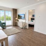 Schlafzimmer mit Bett, Fenster und Wandbild