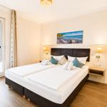 Schlafzimmer mit Doppelbett, Balkon und Wandbild