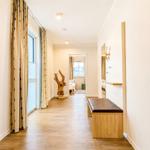 Badezimmer mit Waschbecken, Spiegel und Handtuchhalter
