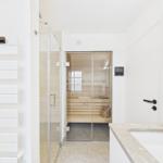 Dusche, Badewanne und Sauna im Badezimmer