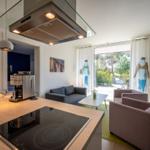 Küchenbereich mit Wohnzimmer im Lotsenstieg 2, Kajüte 1 in Karlshagen