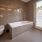 Bad mit Wanne im Lotsenstieg 11, Ostseeland in Karlshagen