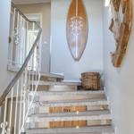 Treppe mit Terrazzostufen und maritimen Wanddekorationen
