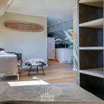 Wohnbereich mit Sofa, Couchtisch und Blick in die Küche