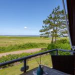 Terrasse mit Blick auf Grasland und Wasser