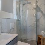 Badezimmer mit Dusche, Toilette und Waschbecken