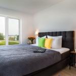 Schlafzimmer mit Bett, Fenster und Nachttisch