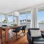 Essbereich mit Tisch und Stühlen, Sitzgelegenheiten und großzügigem Fensterblick.