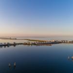 Wohnungen am Wasser mit Blick auf die Insel und den Hafen.