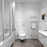 Bad mit Dusche, Toilette und Waschbecken mit Spiegel