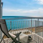 Terrasse mit Liegestuhl und Blick auf das Meer.