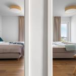 Schlafzimmer mit Bett, Fenster und Wandbild