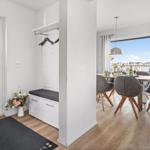 Eingangsbereich mit Garderobe und Essbereich mit Tisch und Stühlen.