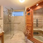 Dusche mit Glaswand und Sauna im Holzdesign