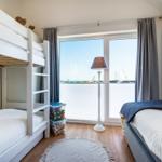 Zimmer mit Doppelbett, Kletterbett und Fenster mit Blick.