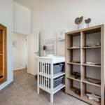 Sauna, Wickelstation und Regal mit Dekoration im Raum.