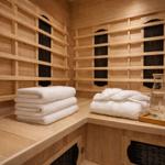 Sauna mit Holzbank, Handtüchern und Wassertrinken.