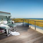 Terrasse mit Liege, Blumen und Meerblick