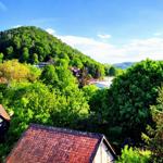 Bergpanorma vor dem Fenster