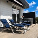 Sonnen-Terrasse mit Deckchairs und Marquise