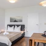Bett 160x200 im kombinierten Wohn-Schlafzimmer