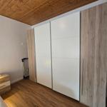 Schlafzimmer mit Kleiderschrank, Nachttisch und Bett