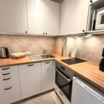 Voll ausgestattete Küche mit Herd, Backofen, Spülmaschine, Mikrowelle, Kaffeemaschine, Senseo-Kaffeemaschine, Kühlschrank mit Gefrierfach…